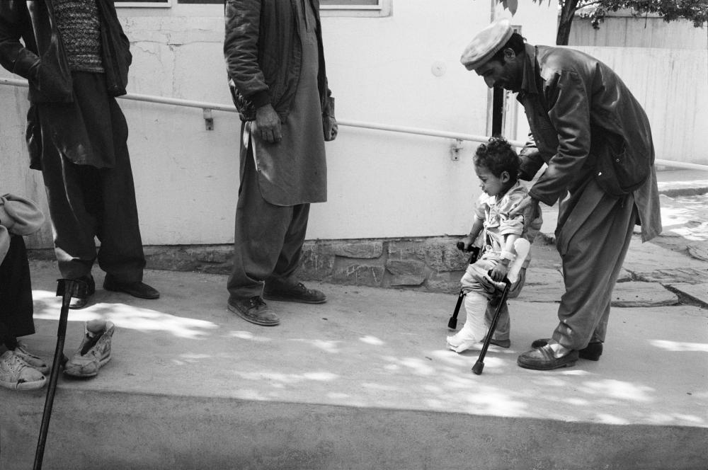 To mark the launch of its new Review edition on 'Children and War', the ICRC organizes the panel 'A mirror or a kaleidoscope? Legal regimes protecting children affected by armed conflict'. The various legal protection mechanisms designed to protect children during armed conflicts will be discussed, as well as the challenges brought by the current COVID-19 pandemic to their application. This picture of a wounded child at the Kabul Red Cross hospital was taken by Magnum member A. Abbas in 1992. 